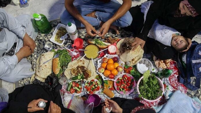 Maroc : une loi héritée de la colonisation française envoie encore des jeunes en prison pour avoir mangé pendant le Ramadan