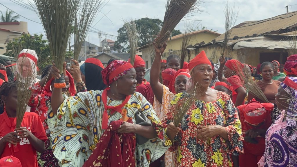 Dixinn : des femmes manifestent contre l’installation de la nouvelle maire et réclament Abdoul Rayagou Sacko .