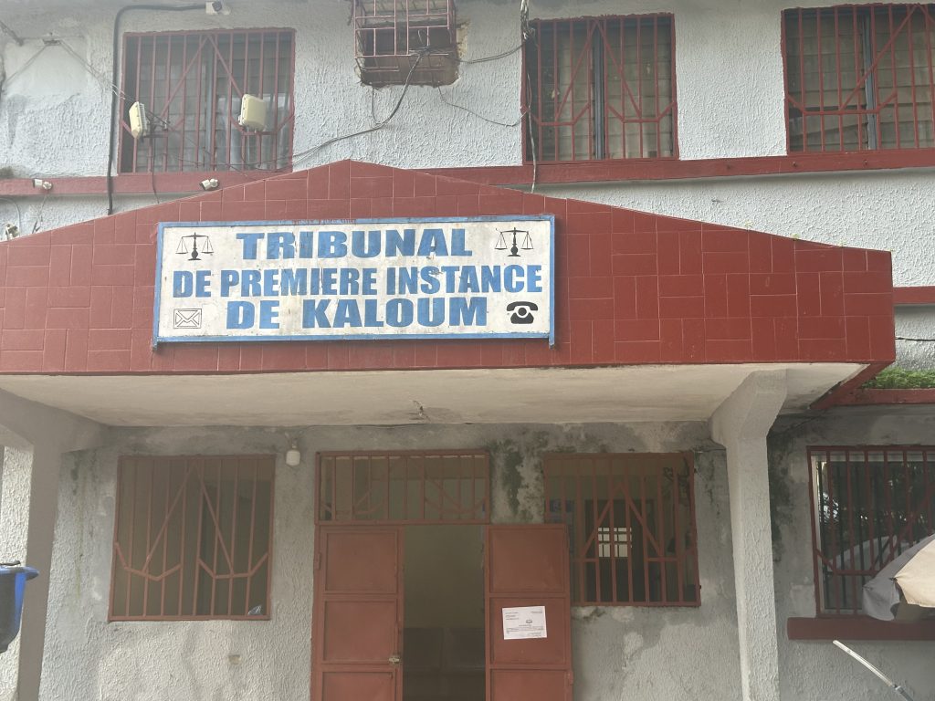 Tribunal de Kaloum : le notaire Me François Fana Bangoura écope d’un an de prison ferme et au payement d’une amende de 20 millions de francs guinéens.
