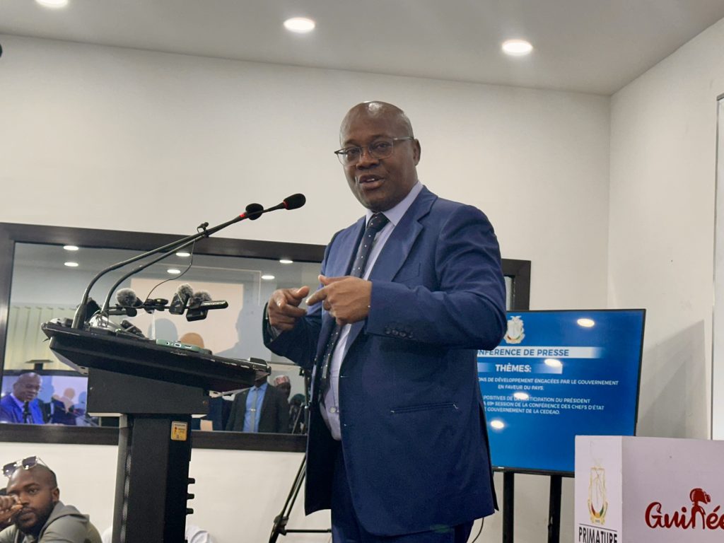 Guinée : le porte parole du gouvernement (Ousmane Gaoual) fait le point sur les grands chantiers de l’État et annonce de nouvelles mesures pour la sécurité routière.